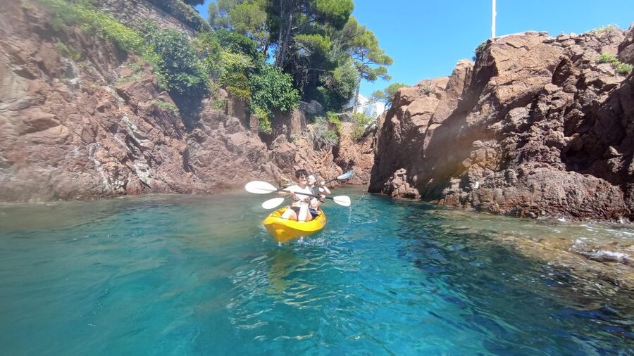 Rando Kayak Agay Guided Visit - Arriving at Bay Beach Club