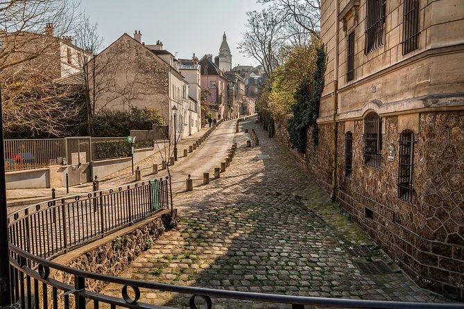 Romantic Montmartre: Paris Lost Lovers Exploration Game and Tour - Following Q and M through Montmartre