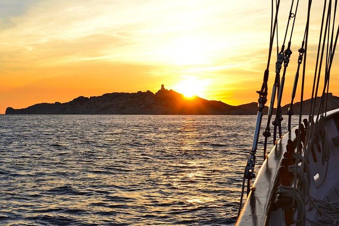 Sailing day in the heart of the Calanques - The Calanque de Sormiou: cliffs, water, and your first swim