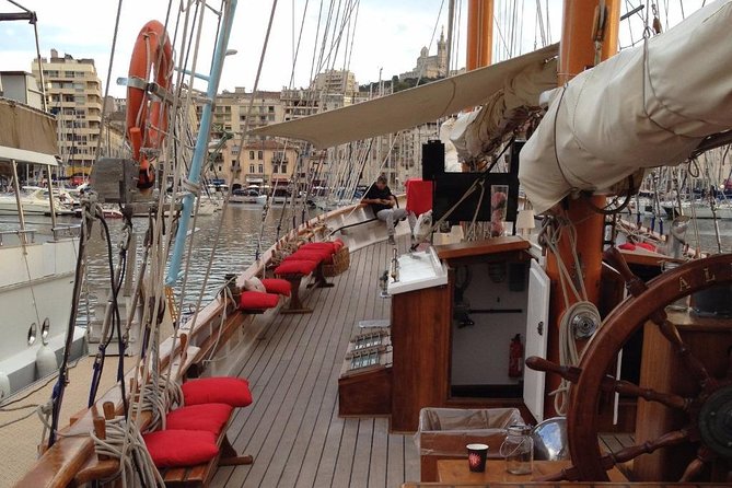 Sailing day in the heart of the Calanques - Crew, comfort, and the language question
