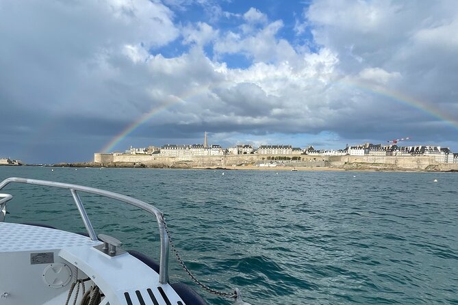 Saint-Malo: 1h30 guided boat trip (Commented FR & EN) - Forts, tides, and changing viewpoints