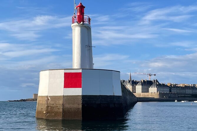 Saint-Malo: 1h30 guided boat trip (Commented FR & EN) - Nicolas and the human touch