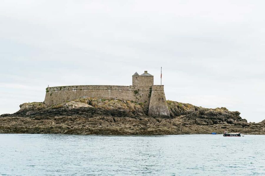Saint-Malo: Guided Boat Tour with Local Captain - The one-hour route: strong views in a compact outing