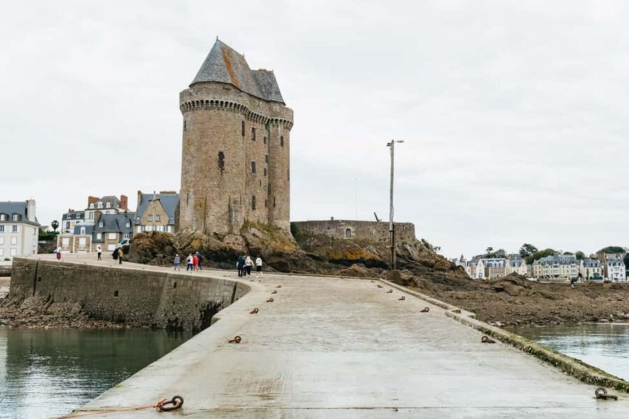 Saint-Malo: Guided Boat Tour with Local Captain - Setting off near the Solidor Tower