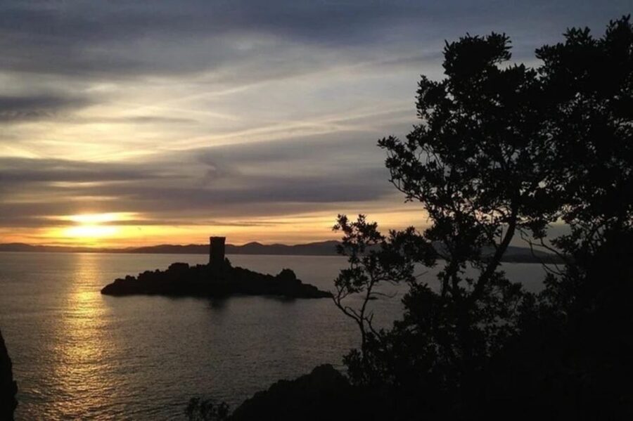 Saint-Raphaël : Sunset Cruise Cape Dramont & Golden Island - Cap Dramont and the red-rock coast