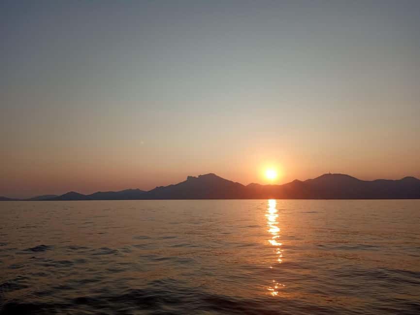 Saint Tropez: Evening Catamaran Party with Welcome Drink - Boarding at Quai Guepratte