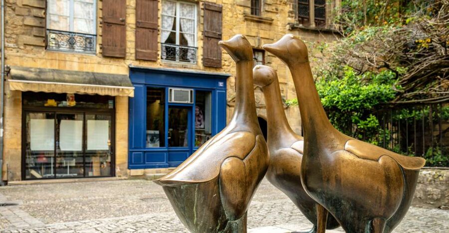 Sarlat Gourmet Tour & Market Visit with Tastings - Place Pasteur to Sarlat’s medieval center