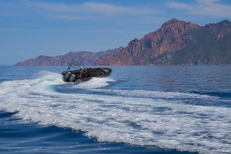 Scandola: Visit the Nature Reserve from Porto (France) - Capo Rosso and the appeal of going inside the rock