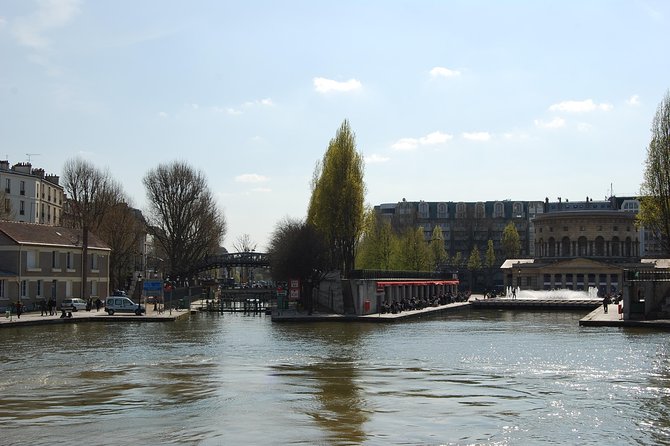 Seine River Cruise and Paris Canals Tour - Live commentary, seating, and sound quality
