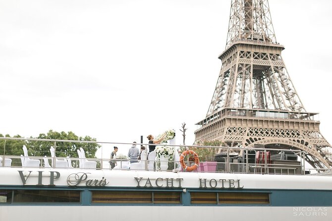 Seine River Dinner Cruise with Live Singer by VIP Yacht de Paris - Live music with a mellow, social mood