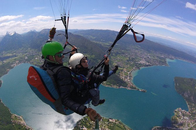 Sensation paragliding flight over the magnificent Lake Annecy - Landing and the end of the outing