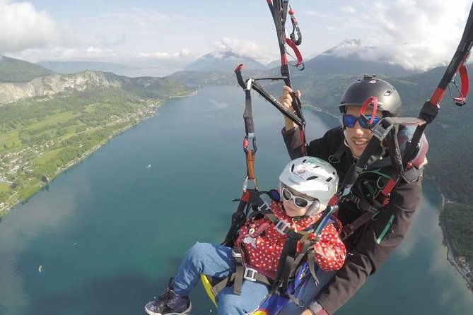 Sensation paragliding flight over the magnificent Lake Annecy - Reaching the Col de la Forclaz from Doussard