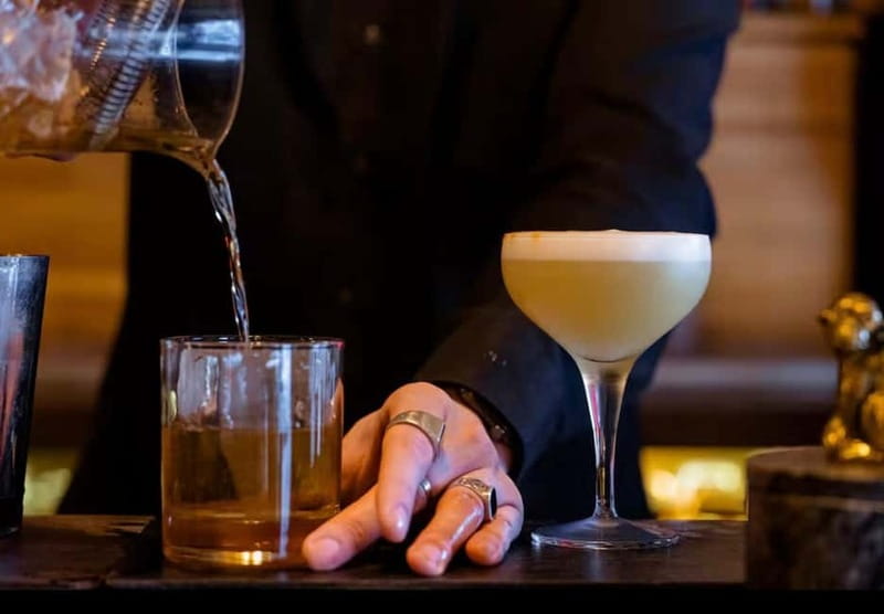 Solo travelers Meetup:A cultural stroll,Drinks & socializing - Why this Paris night out works for solo visitors