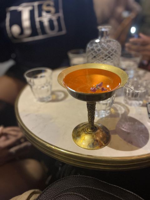 Solo travelers Meetup:A cultural stroll,Drinks & socializing - The final bar and small-group connection