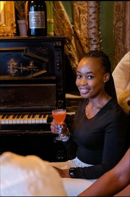 Solo travelers Meetup:A cultural stroll,Drinks & socializing - What the $23 price really covers