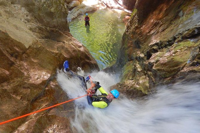 Sports canyoning in the Vercors near Grenoble - The briefing makes the technical parts manageable