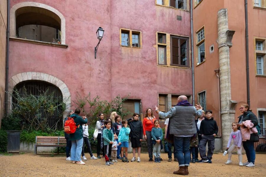 Storytelling tour of the Vieux-Lyon for children in French - Why Lisette makes Lyon easier for children to understand