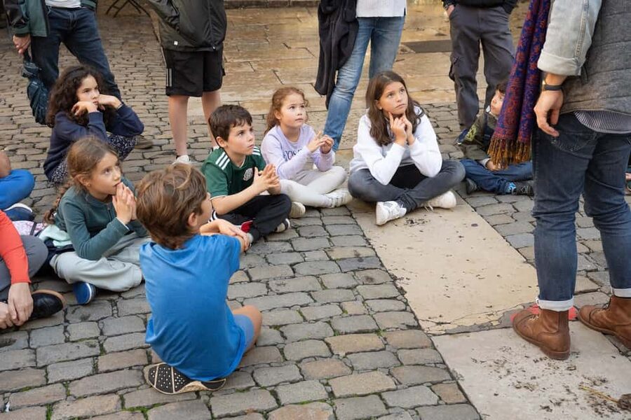 Storytelling tour of the Vieux-Lyon for children in French - A professional actor changes the pace