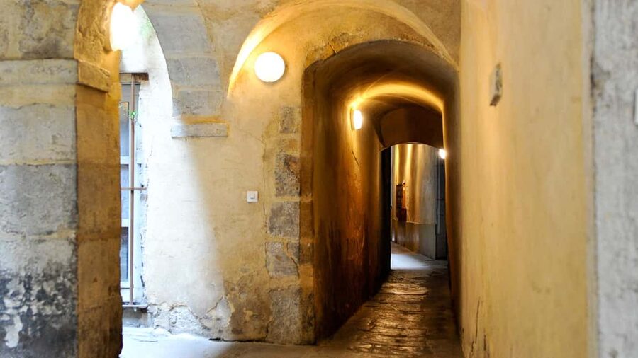 Storytelling tour of the Vieux-Lyon for children in French - Who should book this French-language walk?