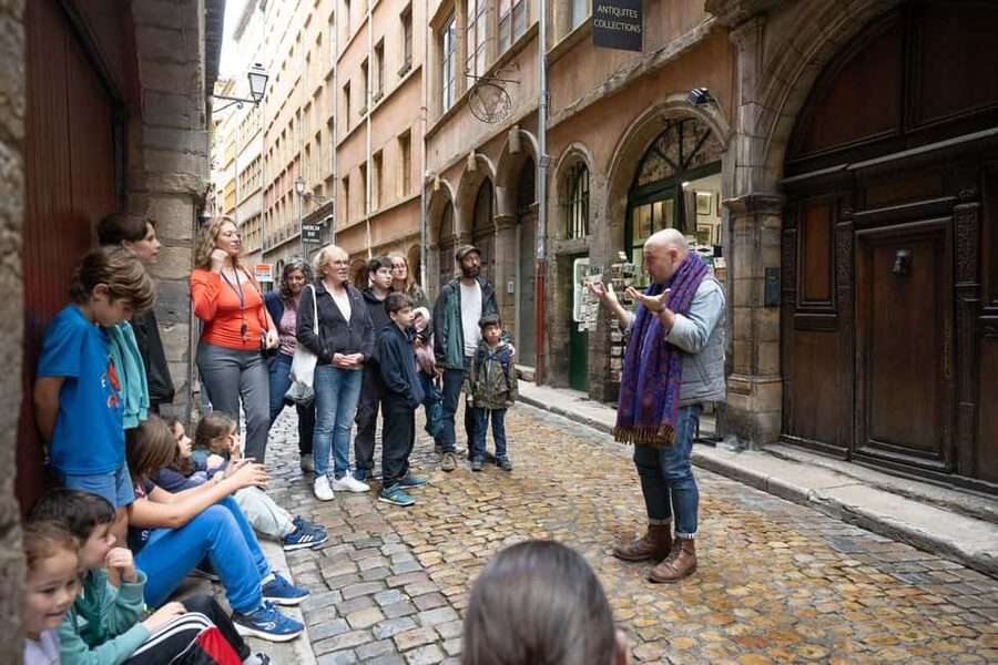 Storytelling tour of the Vieux-Lyon for children in French - Meeting at Place Saint-Jean