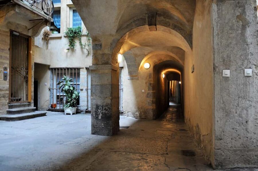 Storytelling tour of the Vieux-Lyon in French - Why this Vieux-Lyon tour feels different