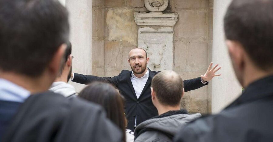 Storytelling tour of the Vieux-Lyon in French - Old streets, taverns, and the royal entrance