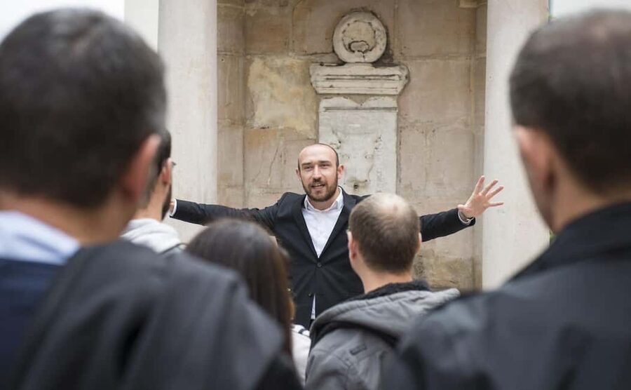 Storytelling tour of the Vieux-Lyon in French - Meeting your actor-guide at the Vieux-Lyon metro