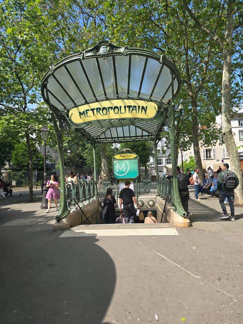 The historic district of Montmartre - Starting at Blanche on Boulevard de Clichy