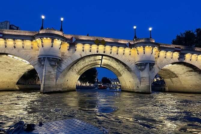 Top Private Cruises in Paris with French Champagne and surprises - Île aux Cygnes and the Paris Statue of Liberty