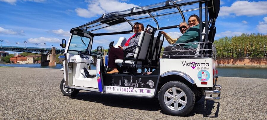 Toulouse: Electric Tuk-Tuk Tour with Photo Stops and Audio - The guide, audio, and pace