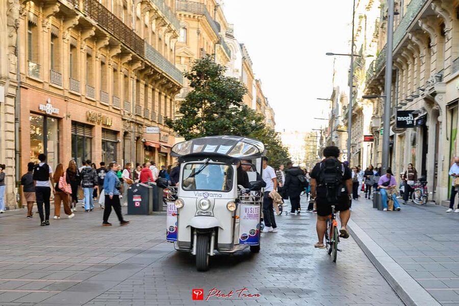 Toulouse: Electric Tuk-Tuk Tour with Photo Stops and Audio - Why an electric tuk-tuk works well in Toulouse