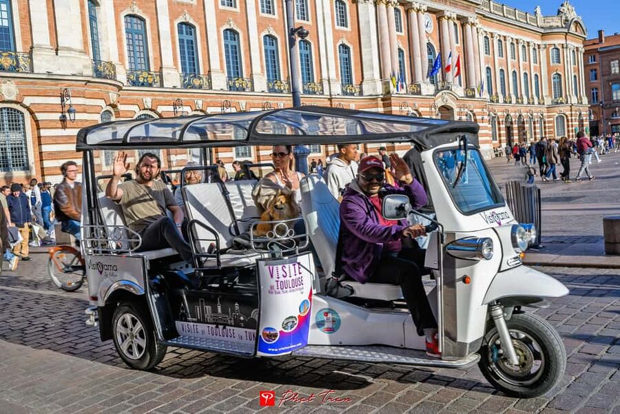 Toulouse: Electric Tuk-Tuk Tour with Photo Stops and Audio - The Capitole and Toulouse’s grand central face