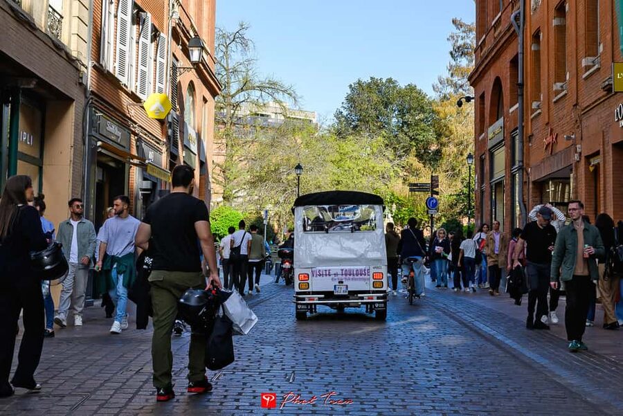 Toulouse: Electric Tuk-Tuk Tour with Photo Stops and Audio - Saint-Sernin and the Jacobins