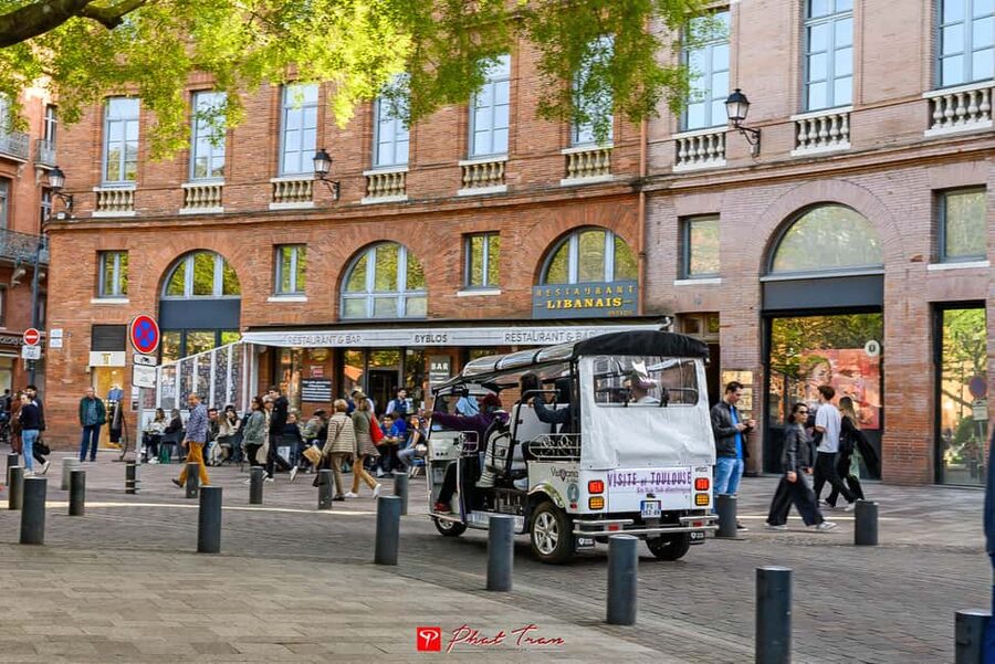 Toulouse: Electric Tuk-Tuk Tour with Photo Stops and Audio - Roman walls, the Canal du Midi, and the wider city