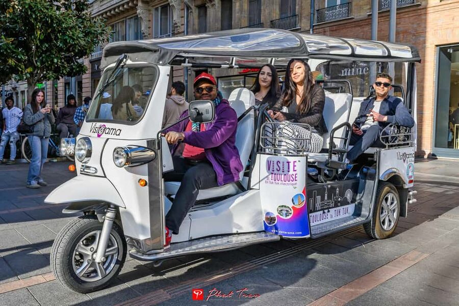Toulouse: Electric Tuk-Tuk Tour with Photo Stops and Audio - Starting beside the Toulouse Tourist Office