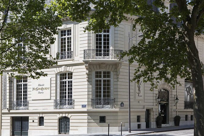 Tour of the Musée Yves Saint Laurent Paris - Arriving before the 11 a.m. opening