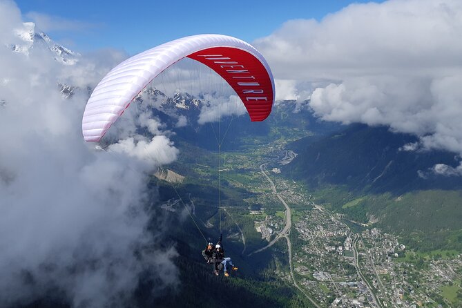 Two-seater paragliding flight in Chamonix - Guides who help first-time flyers relax