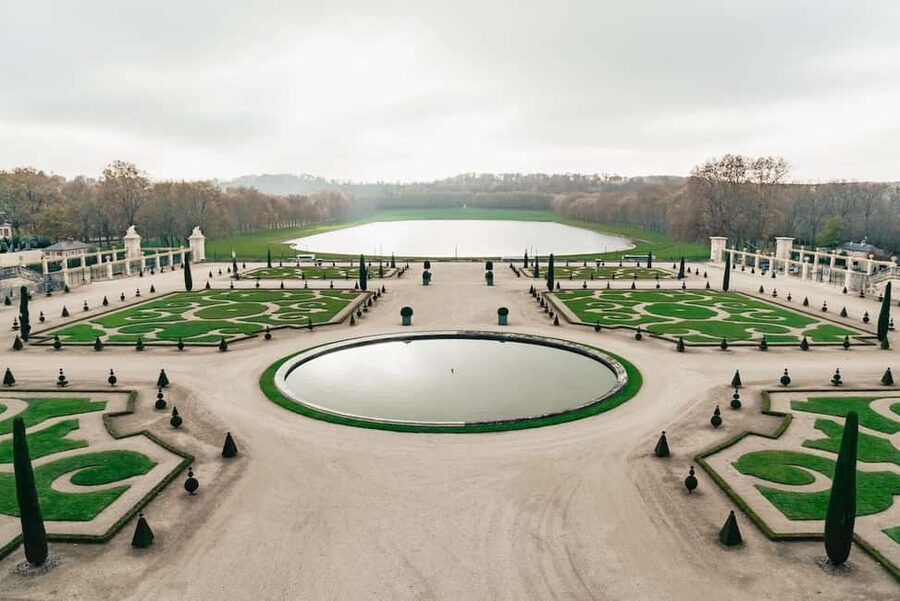 Versailles: Entry ticket & Private Apartments VIP Tour - Meeting the guide at the North Ministers Wing