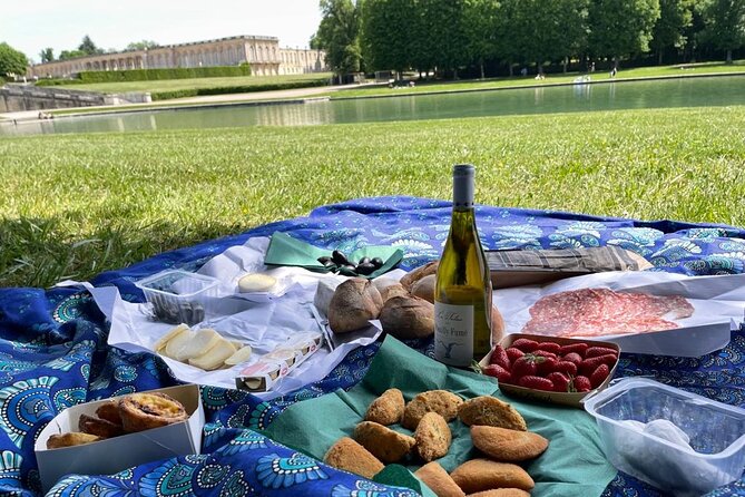 Versailles Full-Day Electric Bike Tour : Market, Picnic & Palace - Picnic beside the Grand Canal