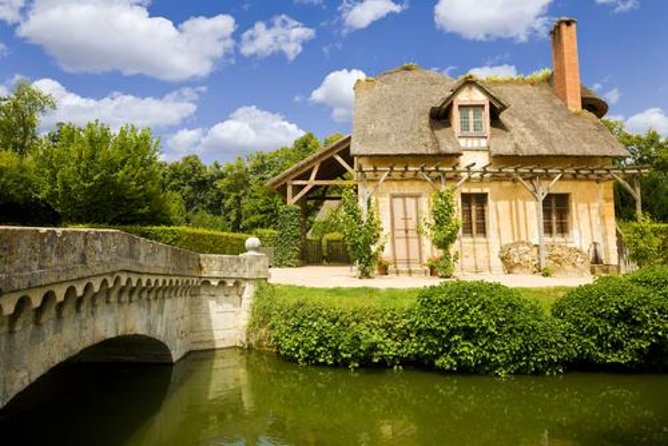 Versailles Full Tour: Palace, Gardens & Marie-Antoinette’s Estate - What the guides add