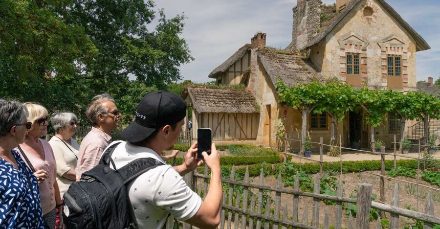 Versailles: Marie Antoinette Petit Trianon & Estate Tour - The 10-minute walk into Marie Antoinette’s domain