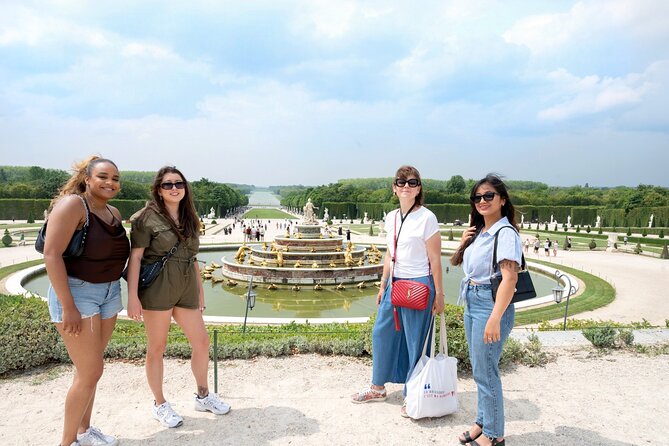 Versailles Palace and Gardens Tour from Paris - How the guided portion works in crowded rooms