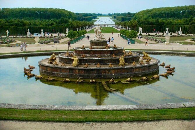 Versailles Palace Entrance Ticket and Breakfast at Ore Restaurant - Entering the palace through the side access