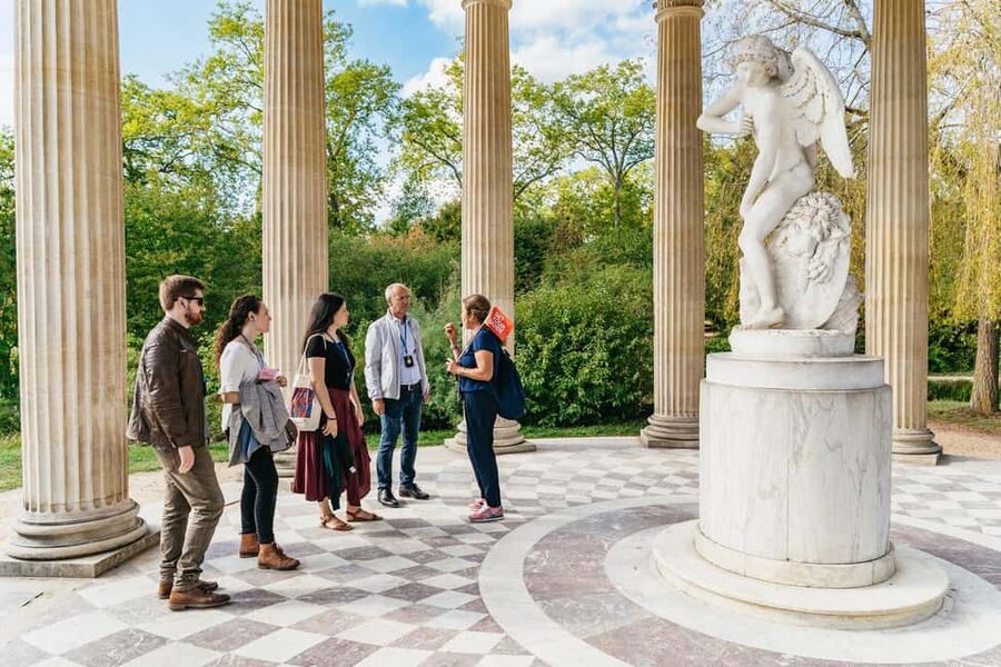 Versailles: Palace, Gardens & Marie Antoinette’s Estate Tour - Meeting your guide near Versailles Château Rive Gauche