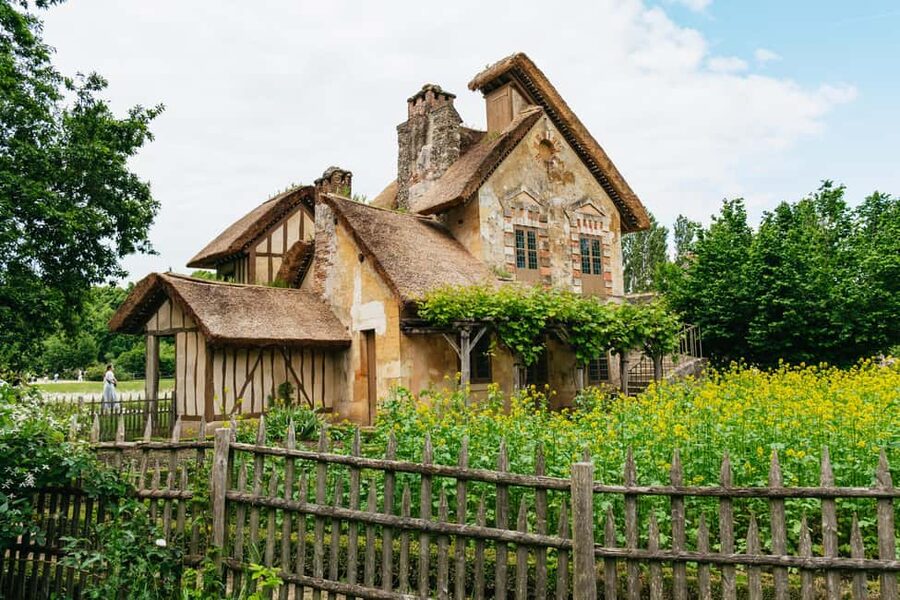 Versailles: Palace, Gardens & Marie Antoinette’s Estate Tour - A 90-minute lunch break inside the estate