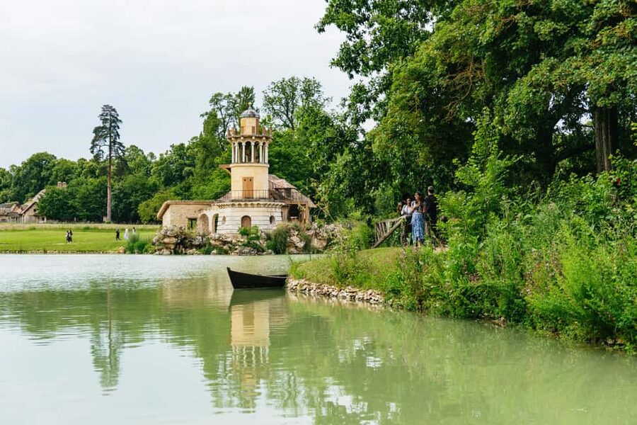 Versailles: Palace, Gardens & Marie Antoinette’s Estate Tour - The formal gardens and fountains for 90 minutes