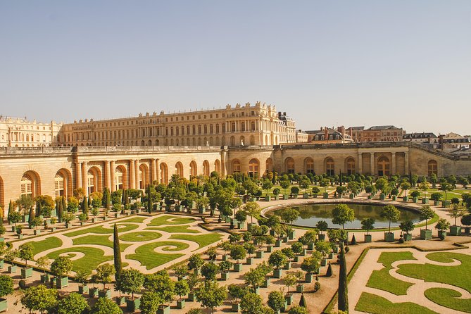 Versailles Palace Guided Day Tour and Trianon from Paris - Meeting Louis XIV before entering the palace