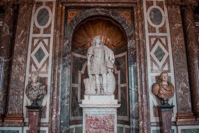 Versailles Palace Guided Tour with Reserved Entry - The guides are the heart of the experience