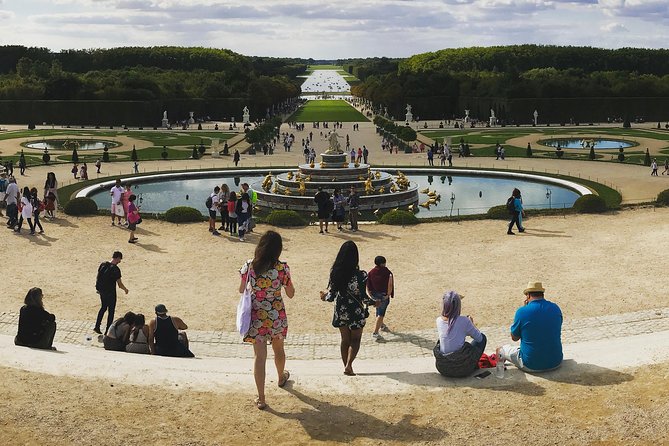 Versailles Palace & Marie-Antoinette's Estate Guided Tour - Lunch near the Grand Canal