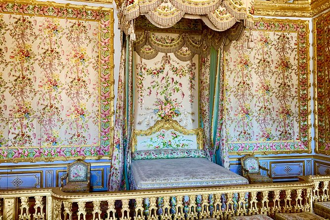 Versailles Palace & Marie-Antoinette's Estate Private Guided Tour with Lunch - The Hall of Mirrors in Political Context